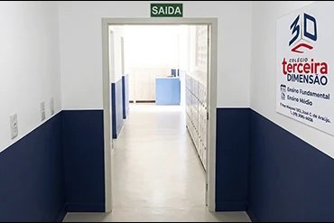 Corredor interno do colégio com armários para os alunos