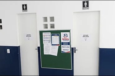 Mural de avisos do colégio, com comunicados e calendário afixados