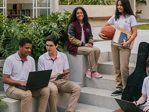 Alunos do Ensino Médio estudando e conversando na área de convivência