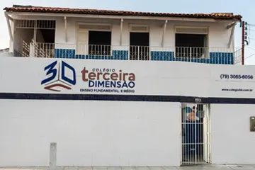 Fachada do Colégio Terceira Dimensão vista de frente, com o portão de entrada e a placa da escola